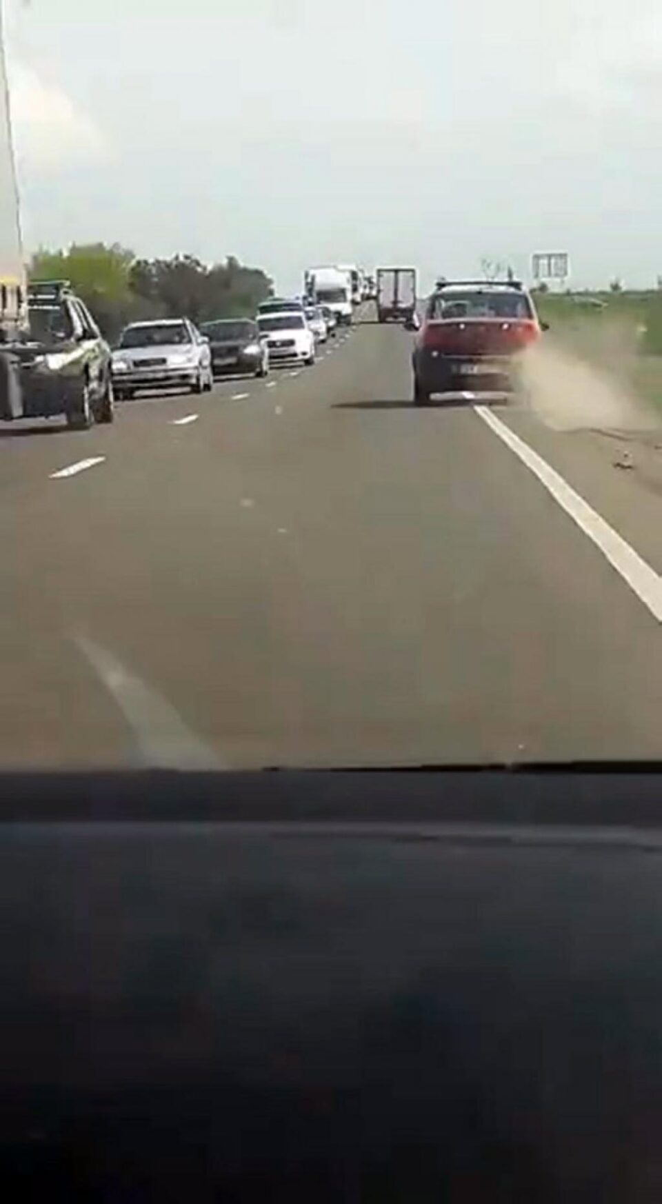 Autoturismul condus de șoferul beat iese de pe șosea, pătrunzând pe acostament