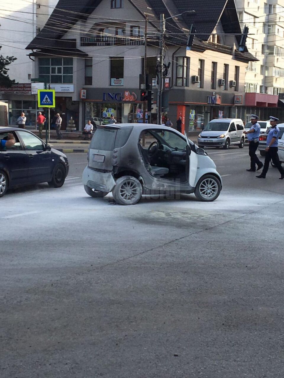 Autoturismul a fost stins câțiva șoferi din trafic cu stingătoarele