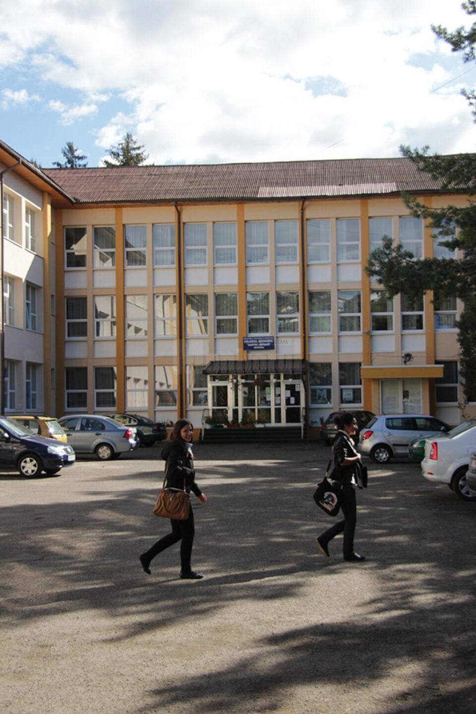 Evenimentul e organizat de Asociația Părinților și Profesorilor din Colegiul Economic „Dimitrie Cantemir” Suceava