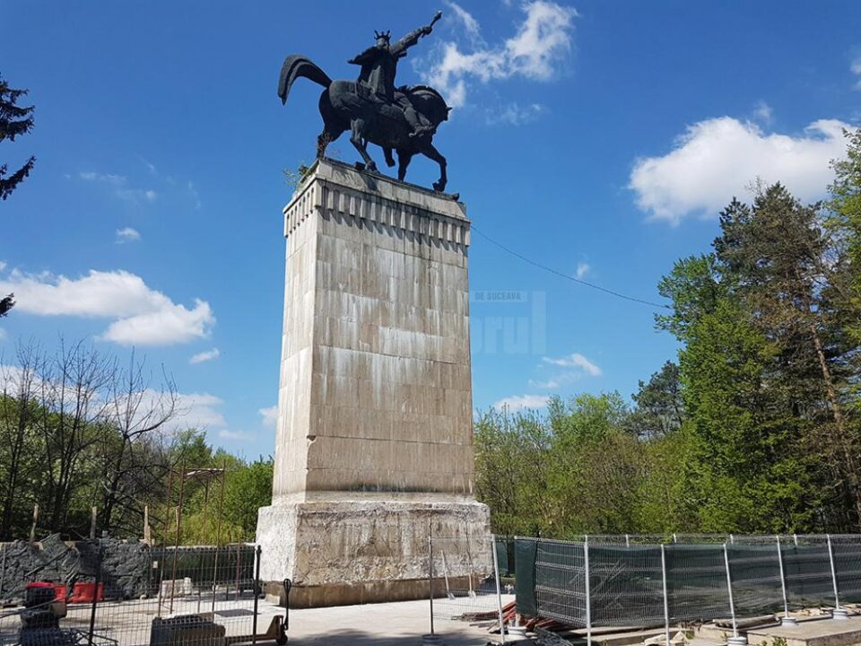 În paralel cu lucrările de reabilitare a statuii lui Ștefan cel Mare urmează să se facă și o modernizare a platoului din Parcul Șipote În paralel cu lucrările de reabilitare a statuii lui Ștefan cel Mare urmează să se facă și o modernizare a platoului din Parcul Șipote