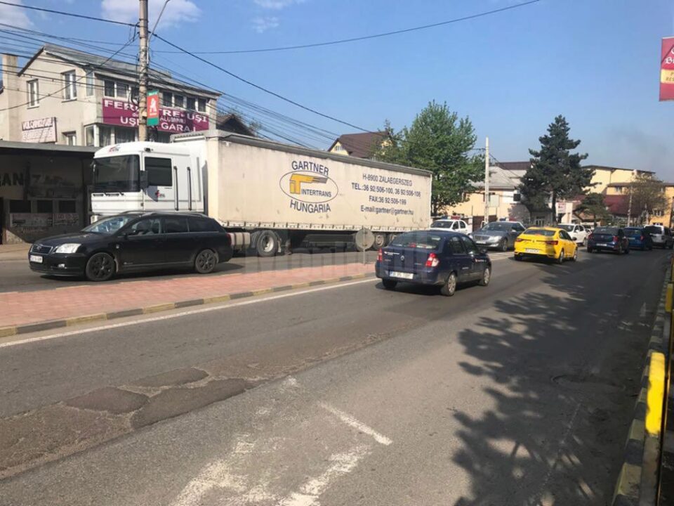 Tirul din Ucraina s-a defectat la intrarea în oraș dinspre Șcheia, blocând câteva ore o banda într-o zonă foarte aglomerată Tirul din Ucraina s-a defectat la intrarea în oraș dinspre Șcheia, blocând câteva ore o banda într-o zonă foarte aglomerată