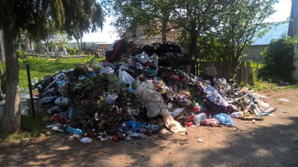Mormanul de gunoi din cimitirul vechi amplasat în Burdujeni sat