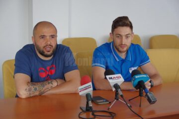 Secundul și portarul universitarilor Iulian Andrei și extrema Gabriel Cotinghiu