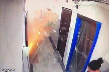 Suflul exploziei, cauzat de o acumulare de gaze de la o butelie de voiaj, a distrus ușa garsonierei