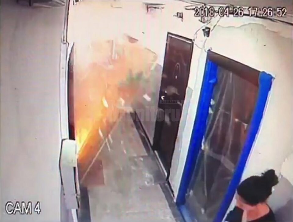 Suflul exploziei, cauzat de o acumulare de gaze de la o butelie de voiaj, a distrus ușa garsonierei Suflul exploziei, cauzat de o acumulare de gaze de la o butelie de voiaj, a distrus ușa garsonierei