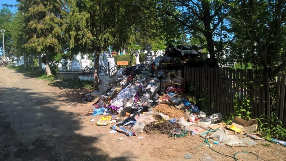 Mormanul de gunoi din cimitirul vechi amplasat în Burdujeni sat
