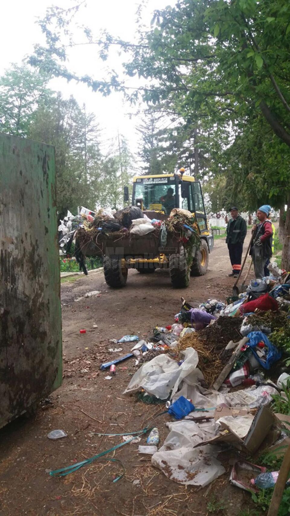 Gunoiul care s-a adunat în cimitirul vechi din Burdujeni sat a fost ridicat ieri la amiază