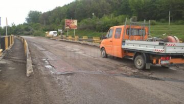 Halul în care arată drumul pe podul de peste pârâul Șcheia