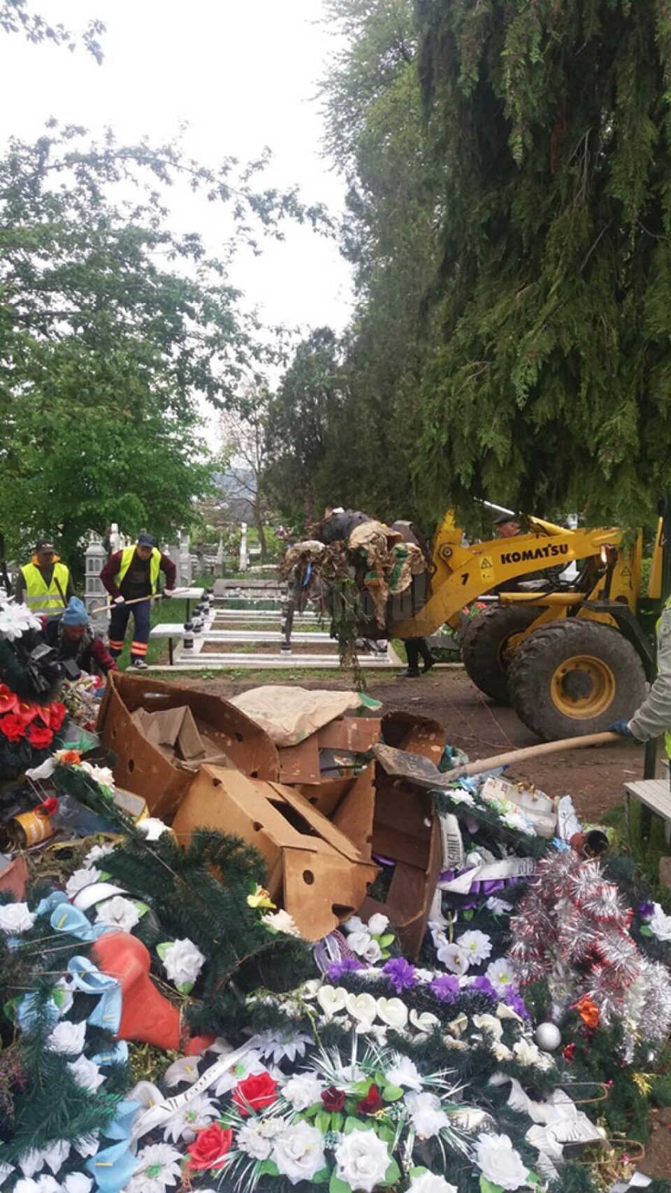 Gunoiul din cimitirul vechi din Burdujeni sat, ridicat după articolul din „Monitorul de Suceava”