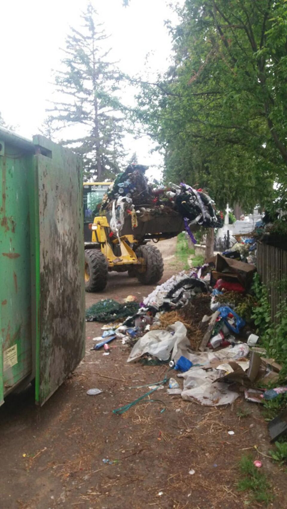 Gunoiul din cimitirul vechi din Burdujeni sat, ridicat după articolul din „Monitorul de Suceava”