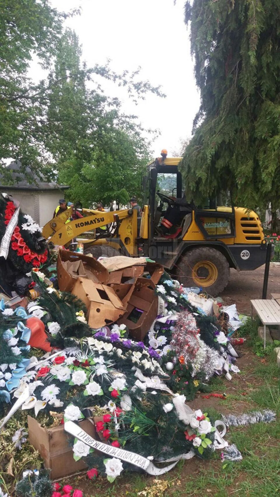 Gunoiul din cimitirul vechi din Burdujeni sat, ridicat după articolul din „Monitorul de Suceava”