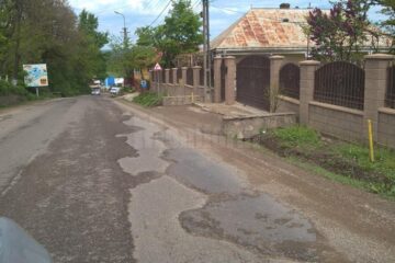 Drumul este foarte degradat pe multe porțiuni