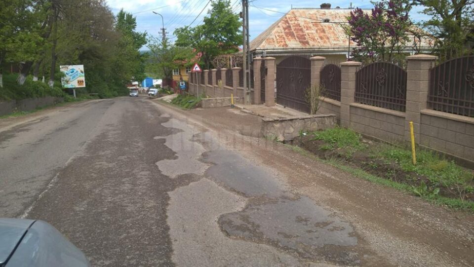 Drumul este foarte degradat pe multe porțiuni