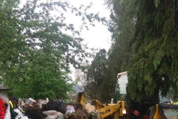 Gunoiul care s-a adunat în cimitirul vechi din Burdujeni sat a fost ridicat ieri la amiază