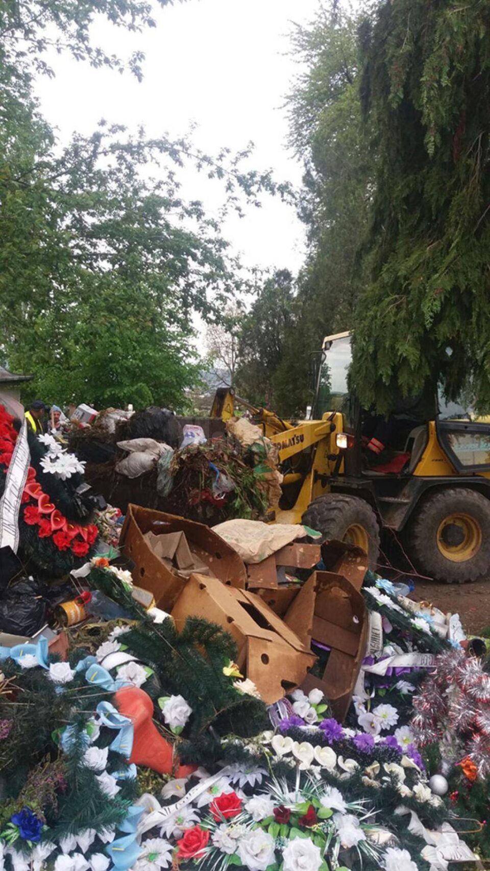 Gunoiul care s-a adunat în cimitirul vechi din Burdujeni sat a fost ridicat ieri la amiază