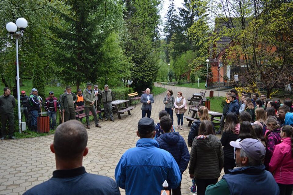 Primarul Ilie Boncheș a fost alături de voluntarii care au plantat 1.000 de copăcei în parcul din Vatra Dornei