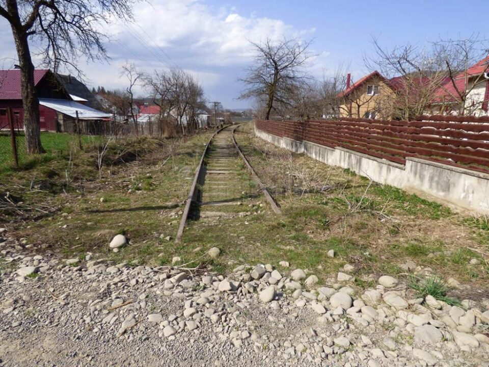 Porțiune de linie transformată în pasaj de trecere, la Putna Sursa foto: Locuri frumoase