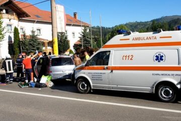 Mașina a intrat într-un stâlp