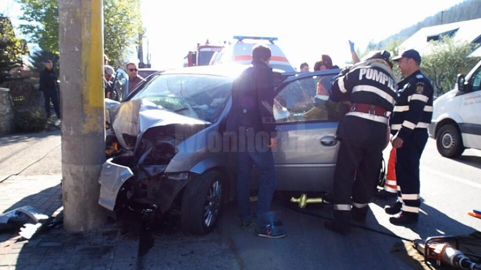 Mașina a intrat într-un stâlp