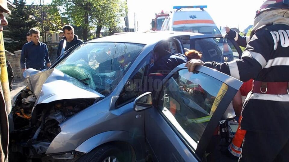 Pompierii militari l-au descarcerat pe bărbatul de la volan