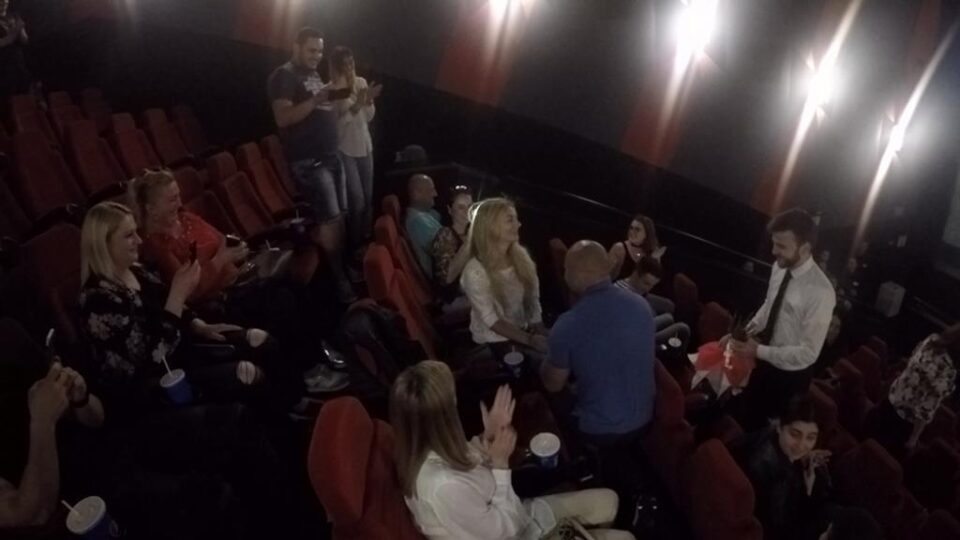Un tânăr sucevean și-a cerut iubita de soție la cinema