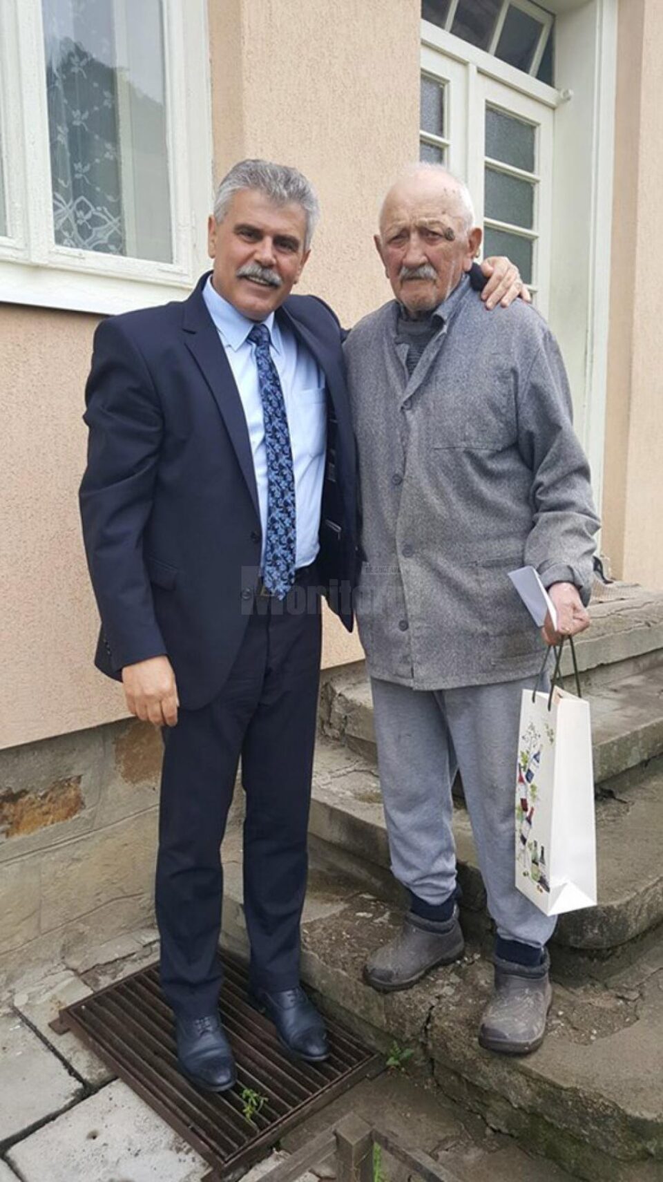 Mihăiță Negură alături de unul dintre cei șapte veterani de război din Câmpulung Moldovenesc