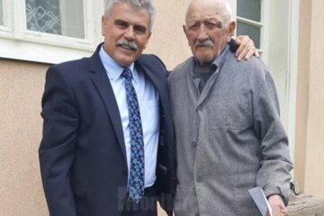Mihăiță Negură alături de unul dintre cei șapte veterani de război din Câmpulung Moldovenesc