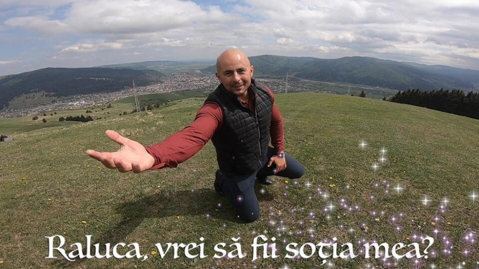 Clipul pregatit de Adelin se incheie cu cererea în căsătorie