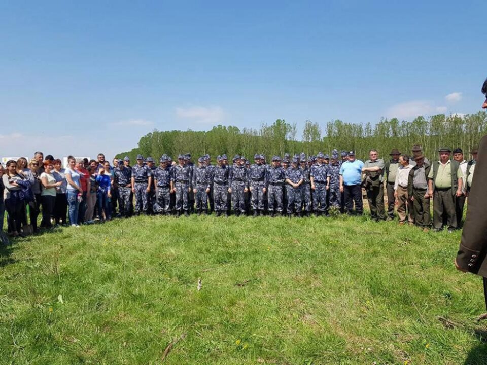 Campanie de reîmpădurire la Dolhasca, cu echipa ”10 pentru folclor”