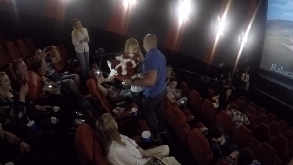 Un tânăr sucevean și-a cerut iubita de soție la cinema
