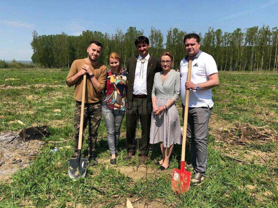Campanie de reîmpădurire la Dolhasca, cu echipa "10 pentru folclor"
