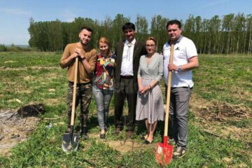 Campanie de reîmpădurire la Dolhasca, cu echipa "10 pentru folclor"