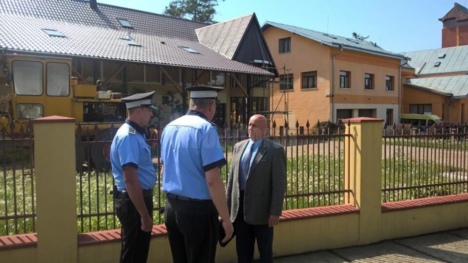 Doi dintre polițiștii locali și șeful acestora, Constantin Pîțu, ofiter de poliție în rezervă