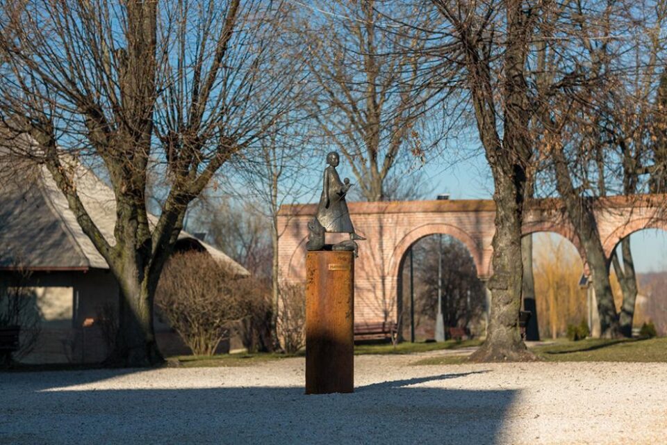 Expoziția "Triumf" a sculptorului Virgil Scripcariu va poposi timp de două săptămâni pe esplanada Casei Cultură Suceava