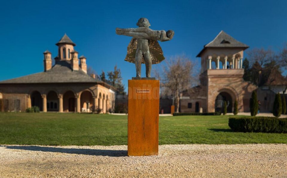 Expoziția "Triumf" a sculptorului Virgil Scripcariu va poposi timp de două săptămâni pe esplanada Casei Cultură Suceava