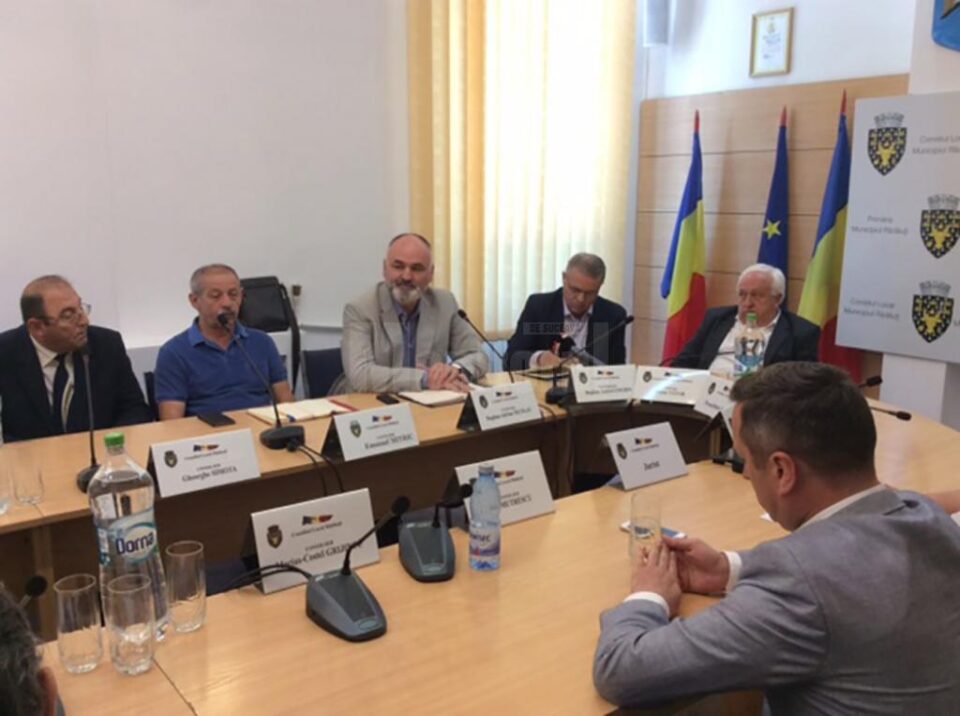 Primăria Rădăuți a găzduit ieri o întâlnire a reprezentanților Regionalei CFR Iași cu primarii localităților situate pe traseul Dornești-Putna Primăria Rădăuți a găzduit ieri o întâlnire a reprezentanților Regionalei CFR Iași cu primarii localităților situate pe traseul Dornești-Putna