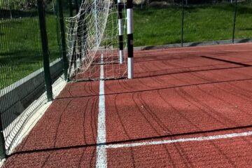 Cușnir prezintă terenul de fotbal cu linia de tușă în spatele porții