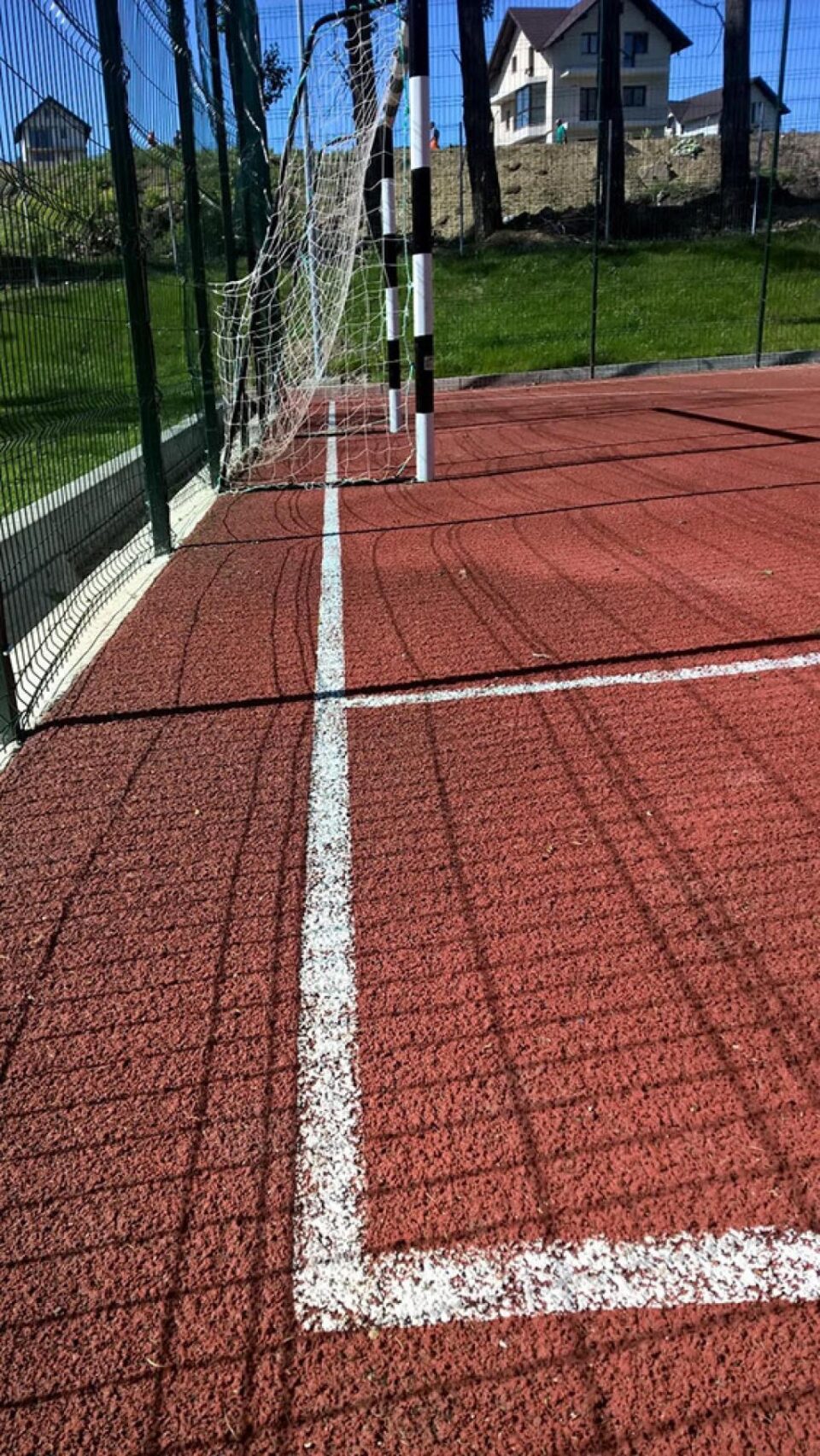 Cușnir prezintă terenul de fotbal cu linia de tușă în spatele porții