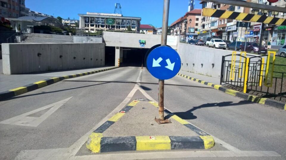 Liderul PSD Suceava sesizează că șoferii pot intra în parcarea subterană și pe contrasens