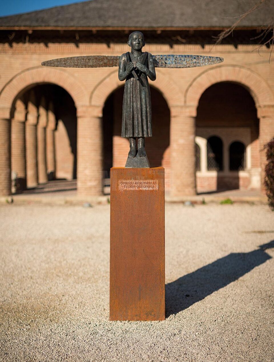 Expoziția "Triumf" a sculptorului Virgil Scripcariu va poposi timp de două săptămâni pe esplanada Casei Cultură Suceava