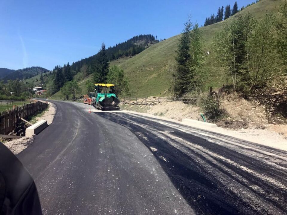 Imagini de pe șantierul DN 18, suprinse ieri, în zona Cârlibaba - Șesuri