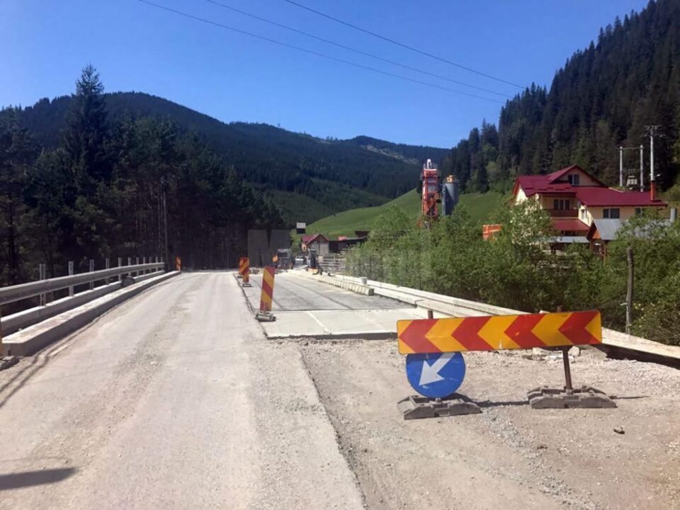 Imagini de pe șantierul DN 18, suprinse ieri, în zona Cârlibaba - Șesuri