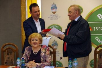 Viceprimarul Marian Andronache, i-a oferit lui Andrei Marga, din partea Primăriei Suceava, diploma și medalia aniversară