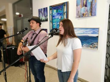 Studenții Alexandru Dumbravă (chitară, voce) și Debora Sandy Apetrei (voce)