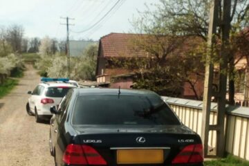 Lexusul oprit de polițiști