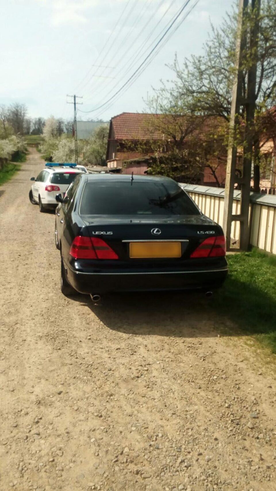 Lexusul oprit de polițiști