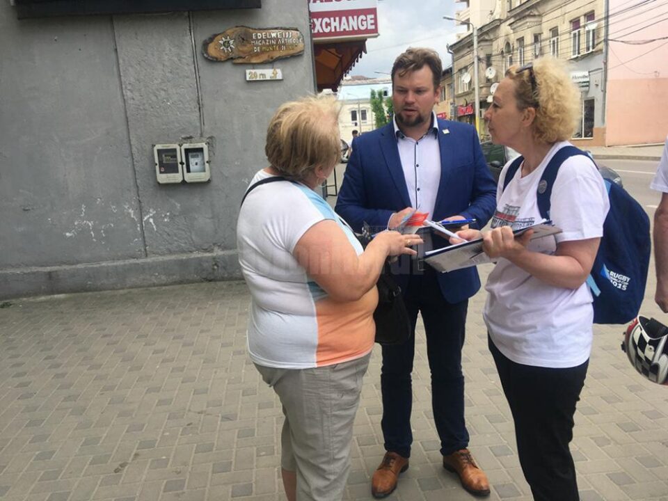 Strângere de semnături pentru inițiativa „Fără penali în funcții publice” la Rădăuți Campulung