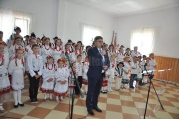 Ghervazen Longher le vorbește celor prezenți în sala de la Poiana Micului