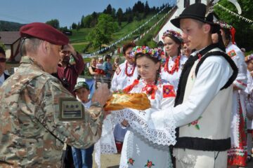 Invitații au fost primiți cu pâine și sare
