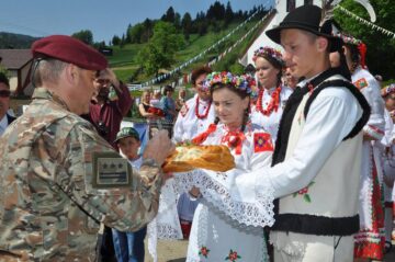 Invitații au fost primiți cu pâine și sare